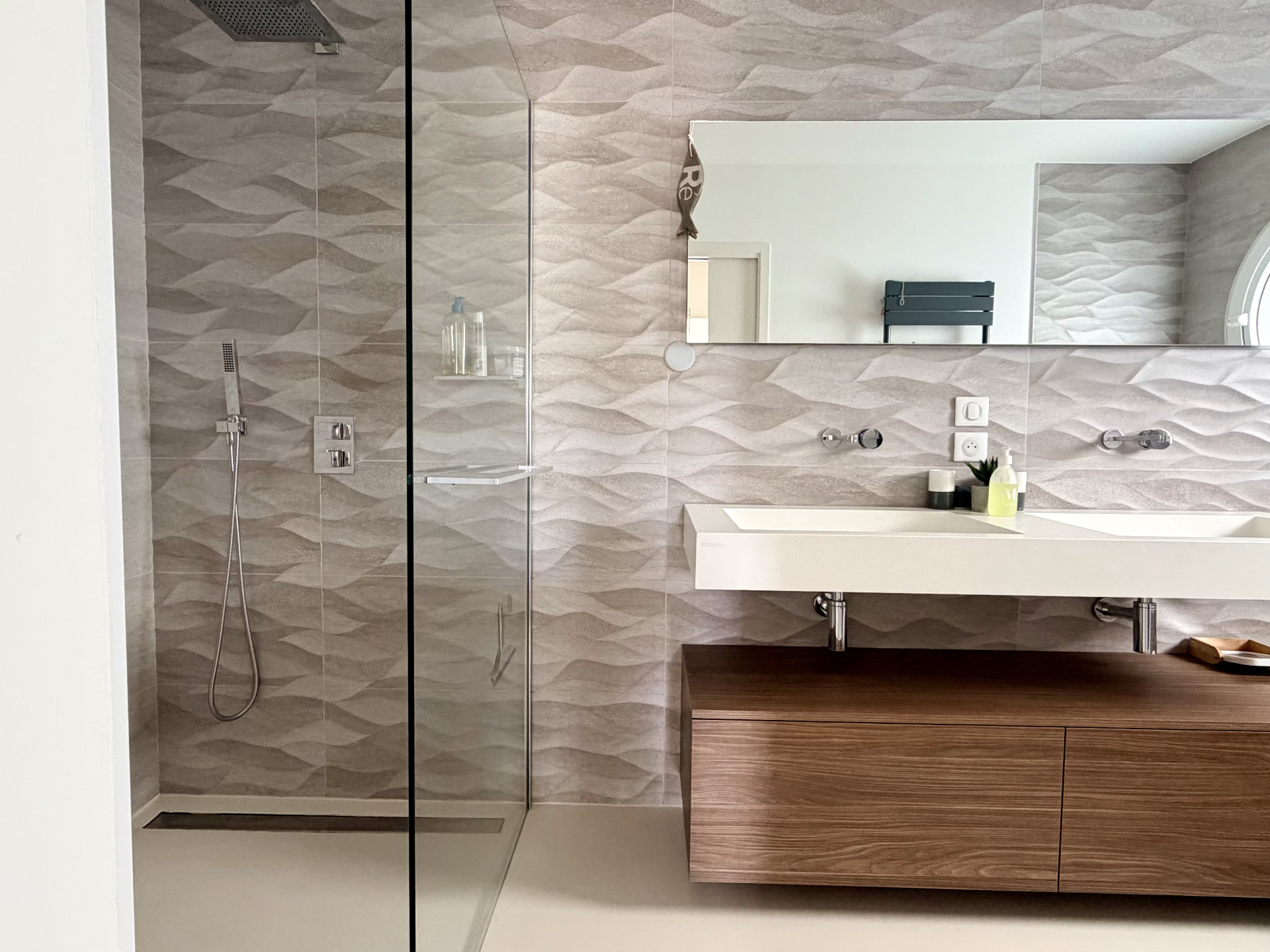 Salle de bain moderne avec baignoire