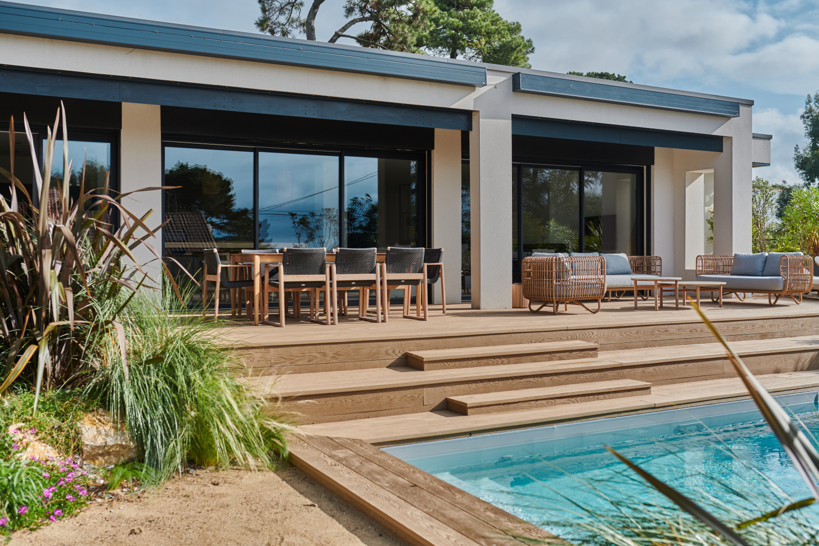 Villa Adélaïde, façade contemporaine avec piscine
