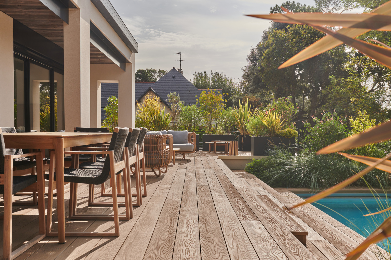 Grande terrasse avec vue jardin